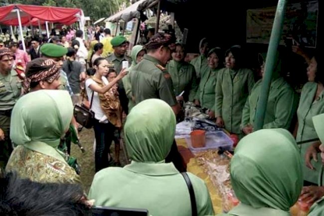 Ibu-Ibu Persit Juga Gelar Produk Makanan Ringan Produksinya